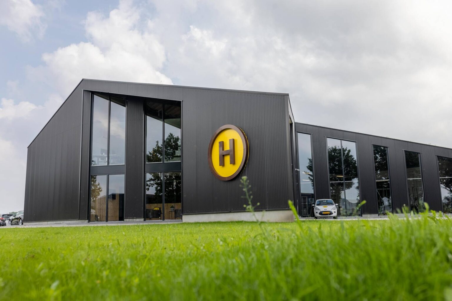 Eigentijds kantoor & bedrijfshal in Berghem