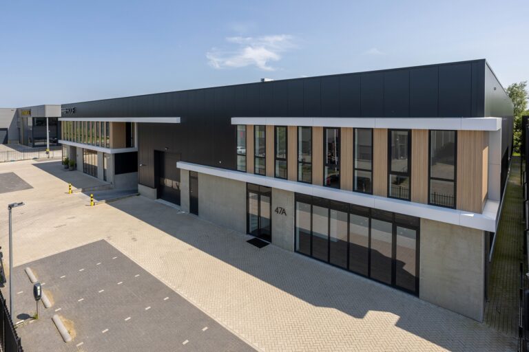 Bedrijfshal met kantoor in Ravenstein