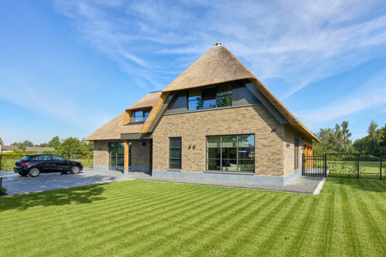 Landelijk rietgedekte villa Berghem
