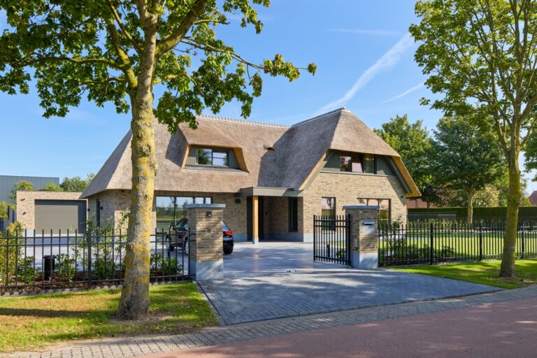 Landelijk rietgedekte villa Berghem
