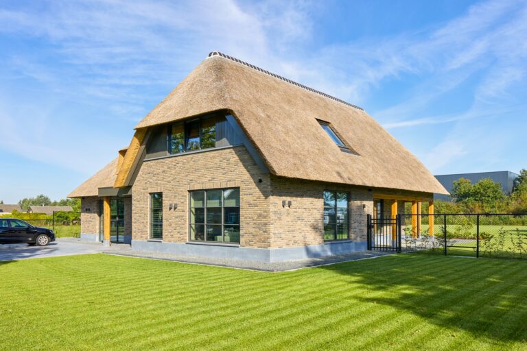 Landelijk rietgedekte villa Berghem