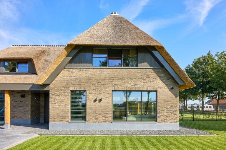 Landelijk rietgedekte villa Berghem