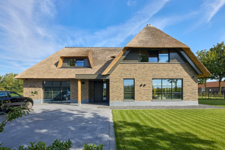 Landelijk rietgedekte villa Berghem