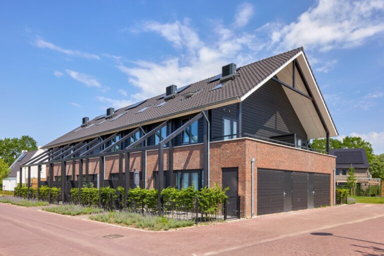 Rijwoningen met eigentijdse architectuur, bakstenen gevels en zwarte houten gevelbekleding