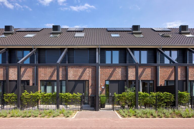 Rij woningen met eigentijdse architectuur, veranda's en een combinatie van hout en baksteen
