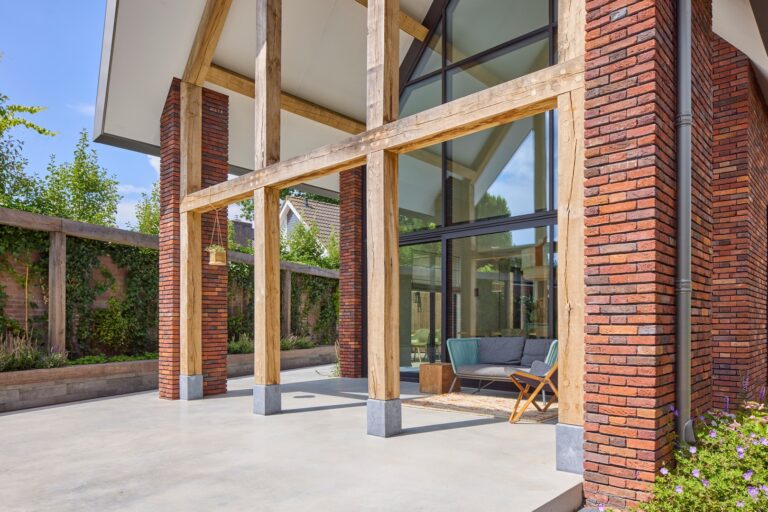 Luxe overkapping met hout en glas