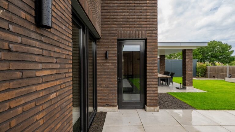 Detail van donkere bakstenen gevel bij eigentijdse woning in Nijmegen