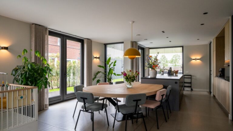 Open keuken en eetkamer in eigentijdse woning Nijmegen met grote raampartijen