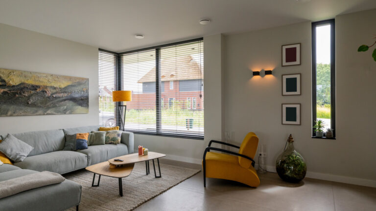 Lichte woonkamer in eigentijdse woning Nijmegen met grote hoekramen